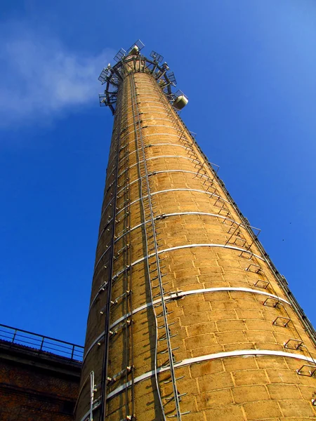 Een hoge bakstenen-schoorsteen — Stockfoto