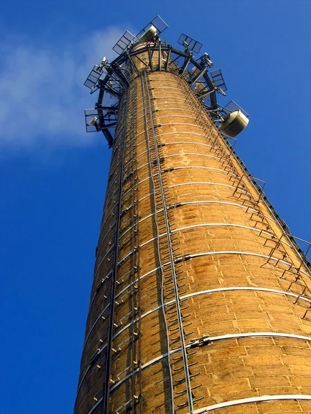 Una chimenea de ladrillo alto —  Fotos de Stock