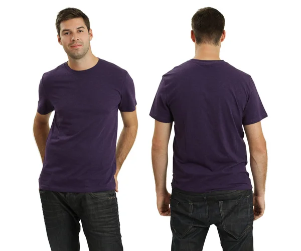 Мужчина в пустой пурпурной рубашке — стоковое фото