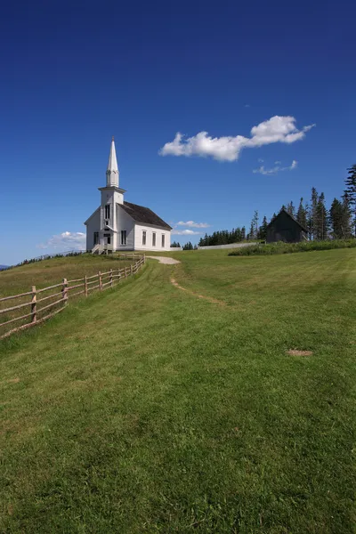 Λευκή εκκλησία πάνω σε ένα λόφο — Φωτογραφία Αρχείου