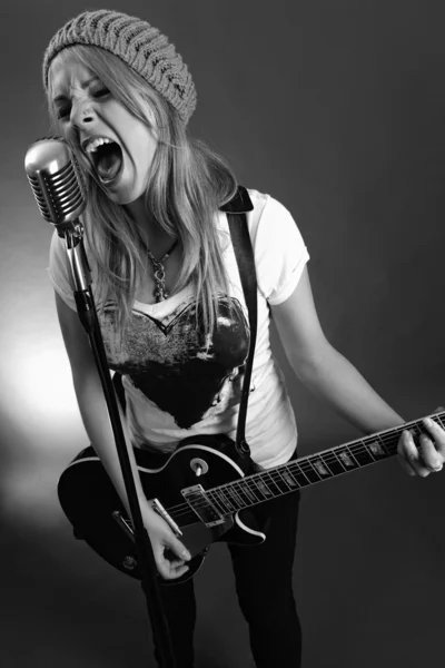 Guitarrista gritando en el micrófono viejo — Foto de Stock
