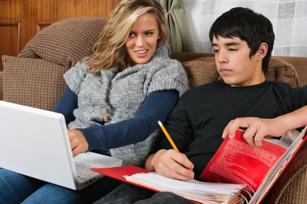 Studenter som gör läxor tillsammans — Stockfoto
