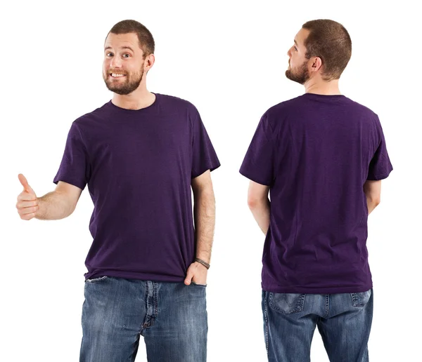 Muž pózuje s prázdnou fialové tričko — Stock fotografie