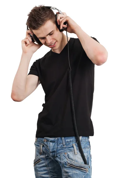 Hombre joven escuchando auriculares — Foto de Stock