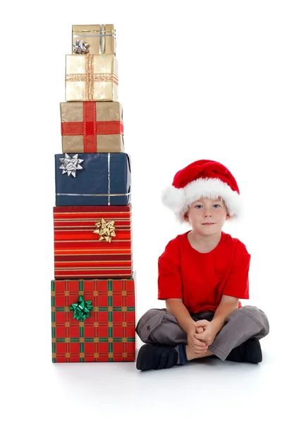 Bambino seduto vicino ai regali — Foto Stock