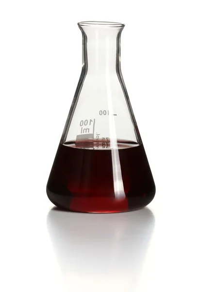 Erlenmeyerova baňka s červenou chemických uvnitř — Stock fotografie