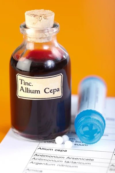 Allium cepa Pflanzenextrakt, homöopathische Pillen auf Blatt — Stockfoto
