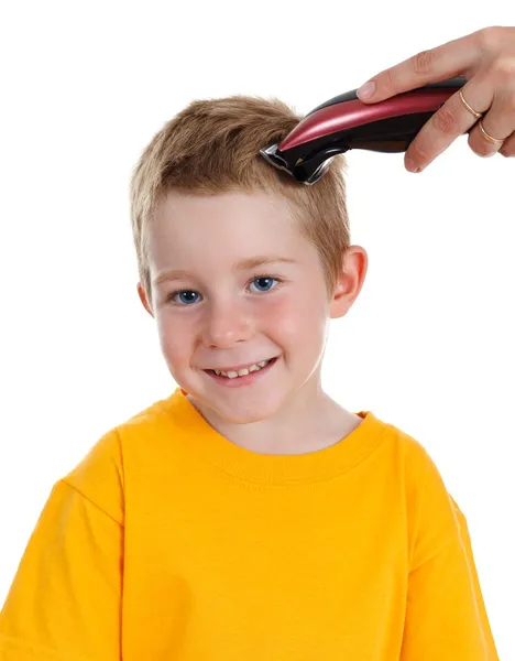 Sonriente chico consiguiendo corte de pelo — Foto de Stock