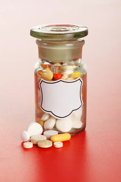Garrafa Chemicla com pílulas coloridas — Fotografia de Stock