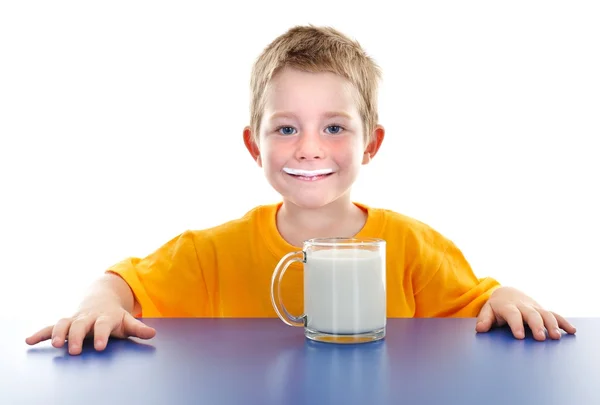 Niño sonriente con bigote de leche —  Fotos de Stock