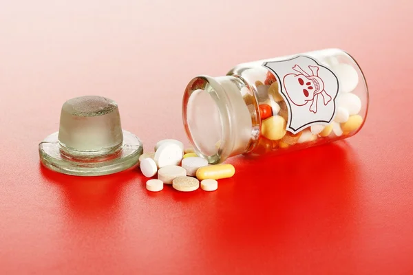 Píldoras mortales derramadas de botella química de vidrio —  Fotos de Stock