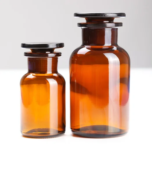Paar van lege chemische glazen flessen — Stockfoto