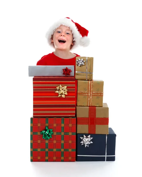Ung pojke skrattar bakom gåvor — Stockfoto