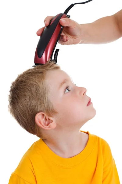 Jovem menino recebendo corte de cabelo — Fotografia de Stock