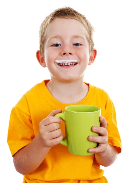 Vrolijke jongen met melk snor — Stockfoto