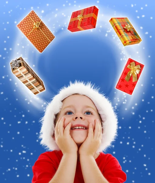 Pojke som vill kopiera plats omgiven av gåvor — Stockfoto