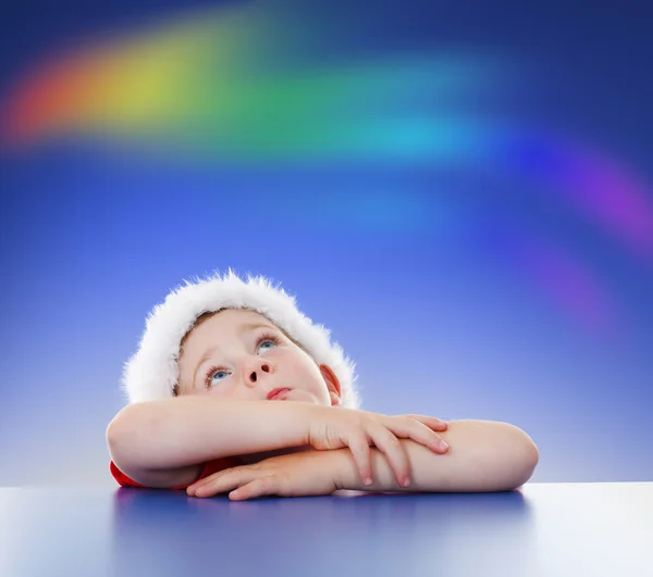 Little boy looking up to rainbow on sky — Stock Photo, Image