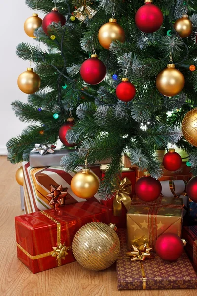 Κλείσετε προβολή του στολισμένο χριστουγεννιάτικο δέντρο — Φωτογραφία Αρχείου