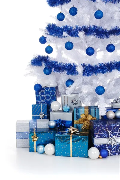 白色的 cristmas 树与蓝色装饰 — 图库照片