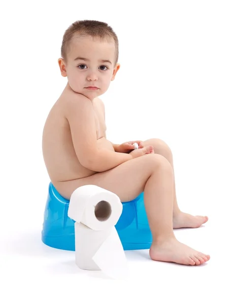 トイレに座っている小さな男の子 — ストック写真