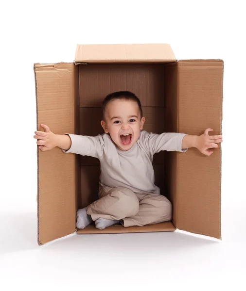 Menino feliz em caixa de papelão — Fotografia de Stock