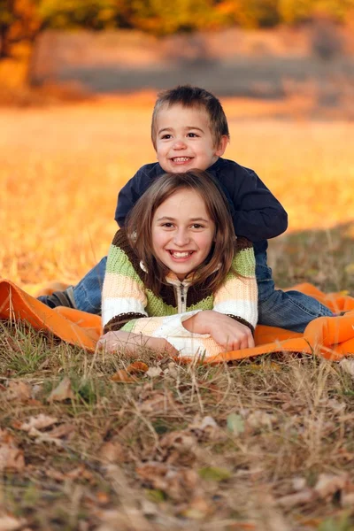 Kids playing outdoors in autumn — Stock Photo, Image