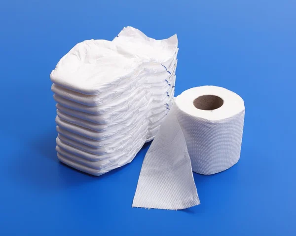 Fraldas e rolo de papel higiênico — Fotografia de Stock