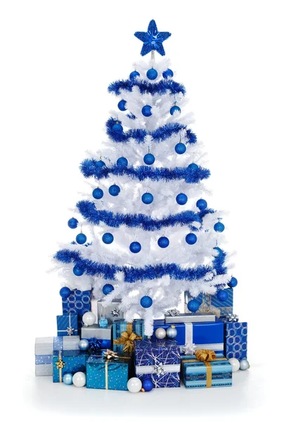 Белая рождественская елка с голубым декором — стоковое фото