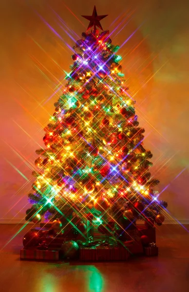 クロス スクリーン フィルターで撮影したクリスマス ツリー — ストック写真