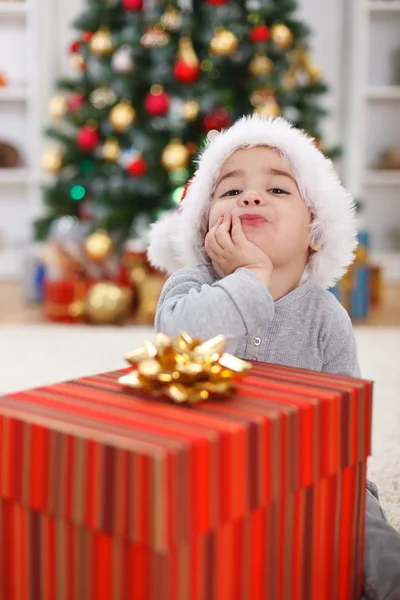 Schattige jongen met grote kerstcadeau — Stockfoto