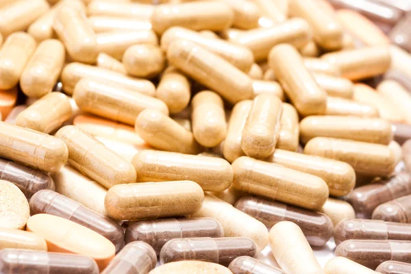 Pílulas medicinais empilhados um monte — Fotografia de Stock