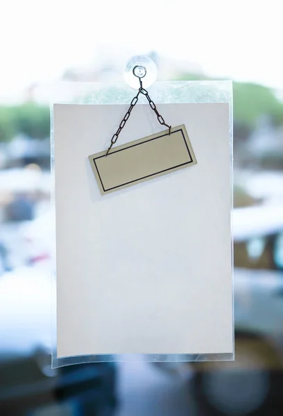 Hoja de papel en blanco para mensaje en la puerta de la oficina de vidrio —  Fotos de Stock