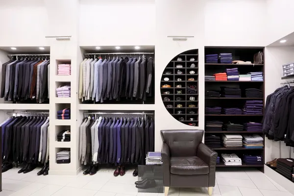 Стильная мужская одежда в магазине — стоковое фото