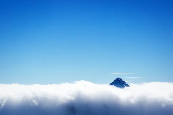 Вершина горы над облаками — стоковое фото