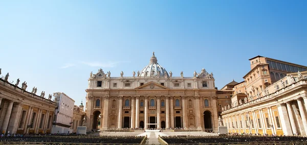 Front view of Saint Peter's Cathedral — Stock Photo, Image