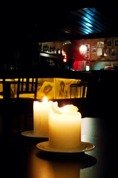 탁자 위에 촛불을 켜고 — 스톡 사진