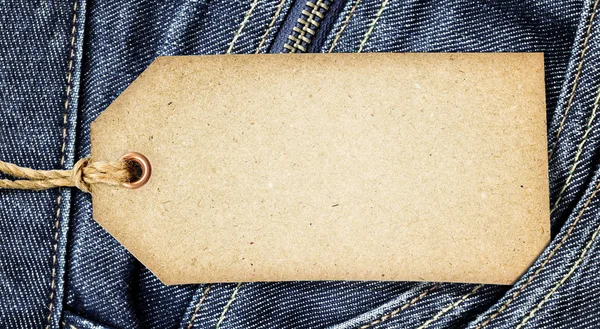 Вінтажна паперова мітка на синьому джинсі — стокове фото