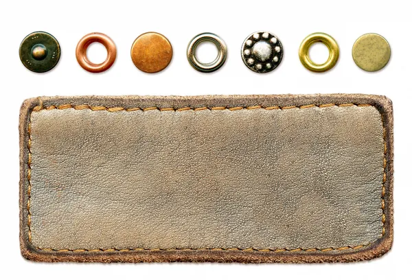 Бланк джинсовой этикетки из кожи с набором металлических заклепок — стоковое фото