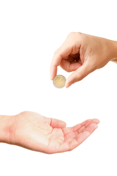 Hand gibt Münze an fragende Hand — Stockfoto