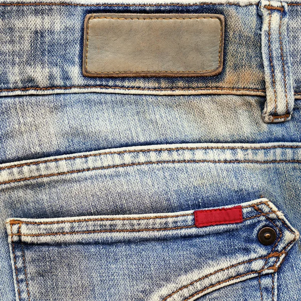 Étiquettes en cuir et coton sur jeans — Photo