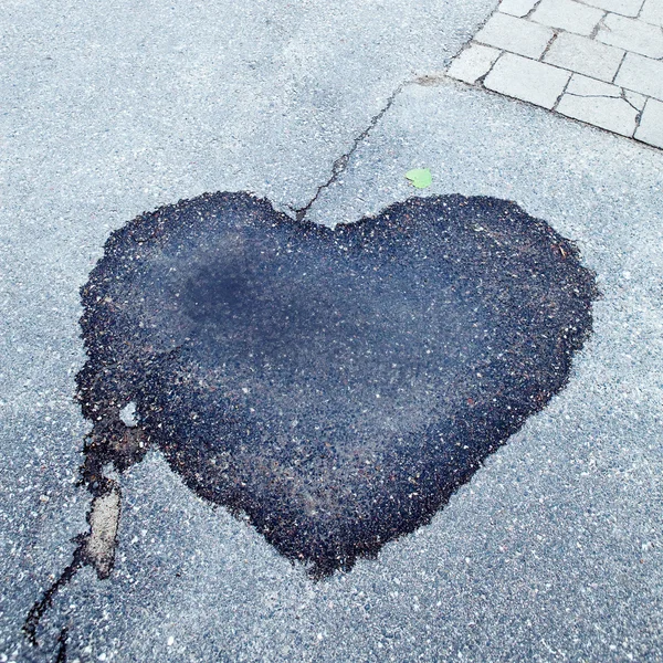 Mokry ciemna plama w kształcie serca — Zdjęcie stockowe