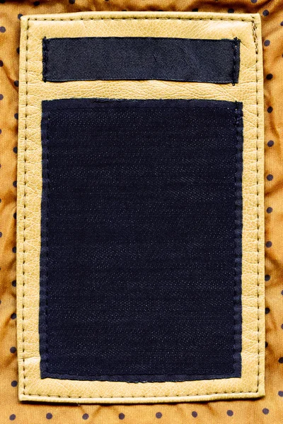 Комбинированная искусственная кожа и темный хлопок и джинсы этикетка — стоковое фото