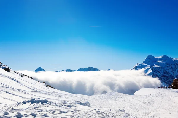 Sol och moln över bergen — Stockfoto