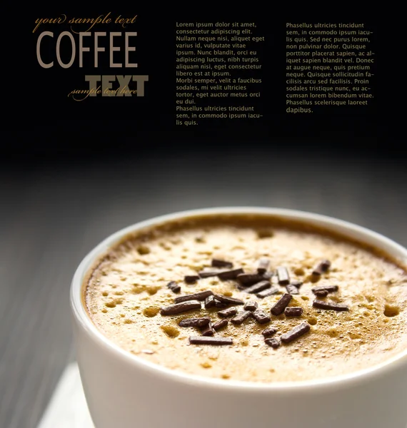 Cappuccino i vit kopp med choklad strössel — Stockfoto