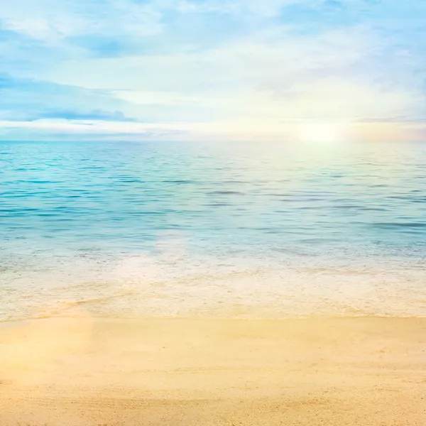Golden sand with blue ocean — Stock Photo, Image