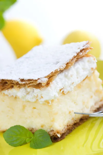 Dessert gâteau à la crème vanille et crème anglaise — Photo