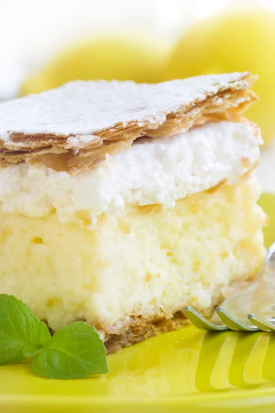 Dessert gâteau à la crème vanille et crème anglaise — Photo