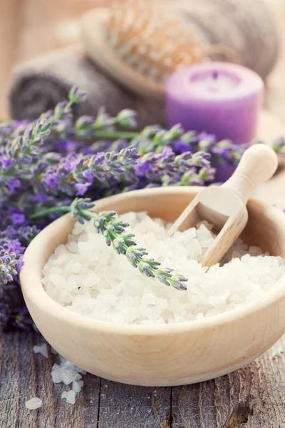 Spa met lavendel en handdoek — Stockfoto