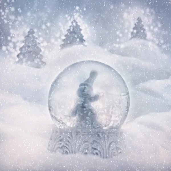 Снежный шар со снеговиком — стоковое фото