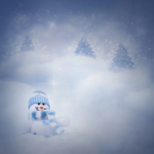 Снеговик на зимнем фоне — стоковое фото